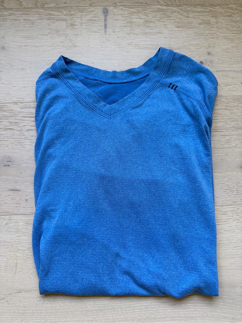 lululemon athletica Men's V-Neck Short Sleeve Metal Vent Tee - Blue